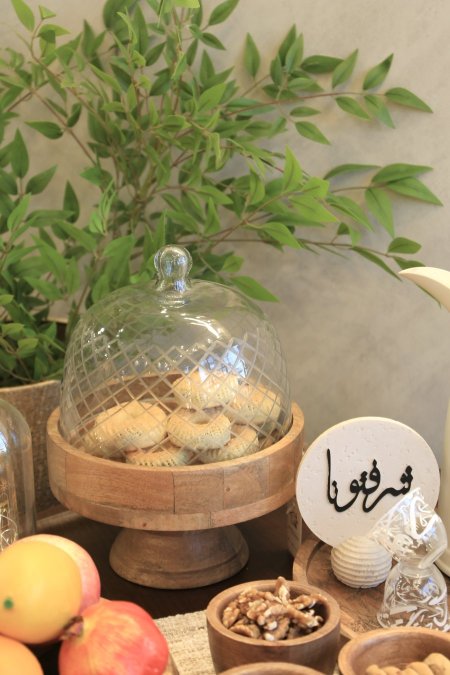 مضيفة كعك خشب برجل مع غطا زجاج